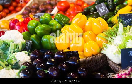 Buntes frisches Gemüse auf dem Markt. Paprika, Blumenkohl, Tomaten, Auberginen, Fenchel. Stockfoto