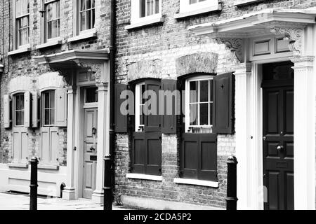 Schwarz-Weiß-Bild von georgianischen terrassenförmig Hugenotten Seide Händler Stadthaus in Spitafields East End of London, England, Großbritannien, die eine beliebte Reise d ist Stockfoto