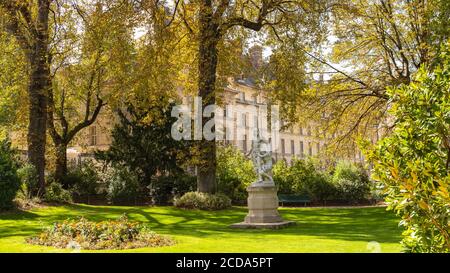 Paris, der Platz d’Ajaccio, am Invalidenboulevard, schöner öffentlicher Garten Stockfoto