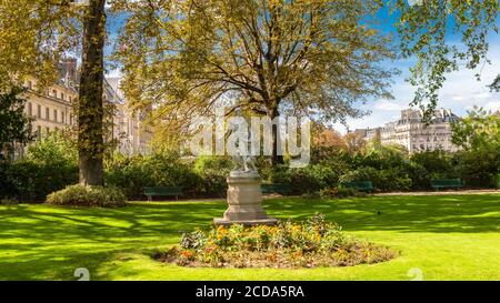 Paris, der Platz d’Ajaccio, am Invalidenboulevard, schöner öffentlicher Garten Stockfoto