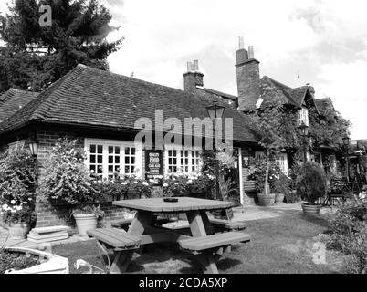 Schwarz-Weiß-Bild von einem typischen Dorf Pub in Winchester England UK Stock Foto Bild Stockfoto