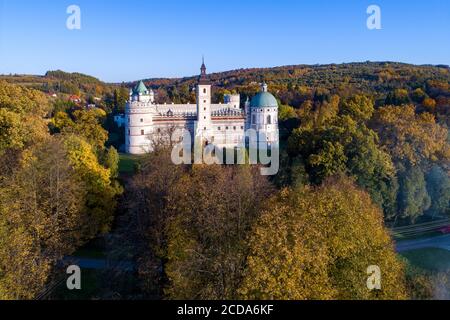 Renaissance Schloss und Park in Krasiczyn in der Nähe von Przemysl, Polen. Luftaufnahme im Herbst im Abendlicht Stockfoto