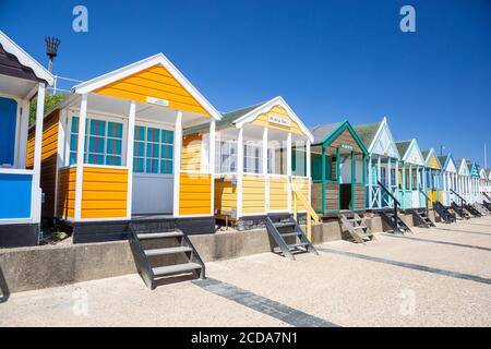 Bunte Strandhütten, Southwold, Suffolk, Großbritannien. Britisches Urlaubsziel am Meer. Stockfoto