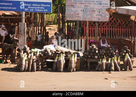 Toliara, Madagaskar - 05. Mai 2019: Unbekannt madagassische Einheimische verkaufen an sonnigen Tagen auf dem Straßenmarkt Lebensmittel - braune Knollen. Es gibt nicht viele Geschäfte, goo Stockfoto