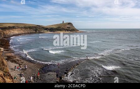 Panorama-Küste der Kimmeridge Bay mit Clavell Tower auf der Spitze des Hen Cliff in Kimmeridge Bay, Isle of Purbeck, Dorset, Großbritannien am 26. August 2020 Stockfoto