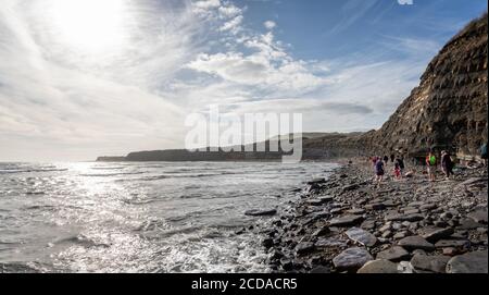 Kimmeridge Clay Cliffs and Shore line with Strata of Shale and Limestone in Kimmeridge Bay, Isle of Purbeck, Dorset, UK on 26 August 2020 Stockfoto