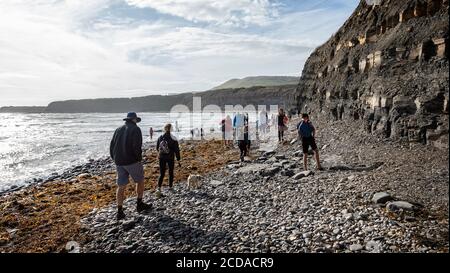 Kimmeridge Clay Cliffs and Shore line with Strata of Shale and Limestone in Kimmeridge Bay, Isle of Purbeck, Dorset, UK on 26 August 2020 Stockfoto