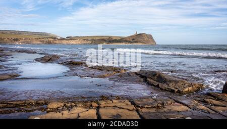 Kimmeridge Bay Seeufer mit felsiger Uferlinie in Kimmeridge, Isle of Purbeck, Dorset, UK am 26. August 2020 Stockfoto