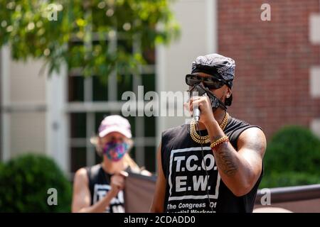 Washington, DC, USA. August 2020. Im Bild: Chris Smalls mit dem Kongress der wesentlichen Arbeiter spricht bei der Kundgebung für Arbeitnehmerrechte zu der Menge. Die Kundgebung fand außerhalb des Hauses von Jeff Bezos statt, um sich für die Rechte wichtiger Arbeitnehmer auf angemessene Bezahlung und sichere Arbeitsbedingungen einzusetzen. Kredit: Allison C Bailey/Alamy Gutschrift: Allison Bailey/Alamy Live Nachrichten Stockfoto