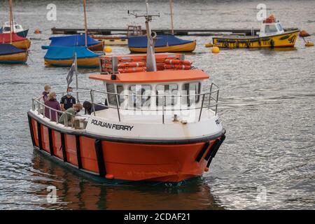 Fähre zwischen Town Quay in Fowey und Polruan Quay auf Der Fluss Fowey in Cornwall England Stockfoto