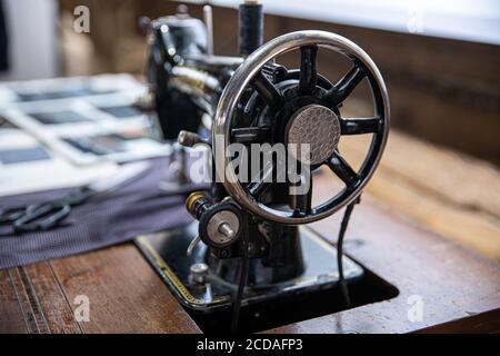Alte Vintage-Nähmaschine in der Schneiderwerkstatt Stockfoto