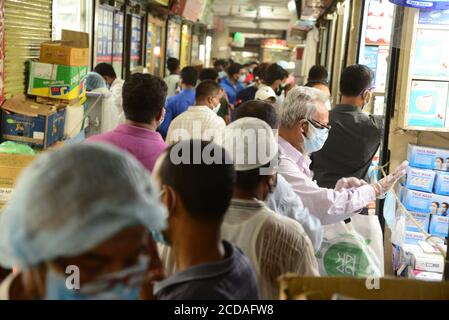 Am 3. Juni in Dhaka, Bangladesch, treffen sich die Menschen auf einem Markt, um Schutzmittel als vorbeugende Maßnahme gegen den COVID-19-Coronavirus-Ausbruch zu kaufen. Stockfoto