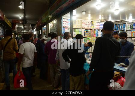 Am 3. Juni in Dhaka, Bangladesch, treffen sich die Menschen auf einem Markt, um Schutzmittel als vorbeugende Maßnahme gegen den COVID-19-Coronavirus-Ausbruch zu kaufen. Stockfoto