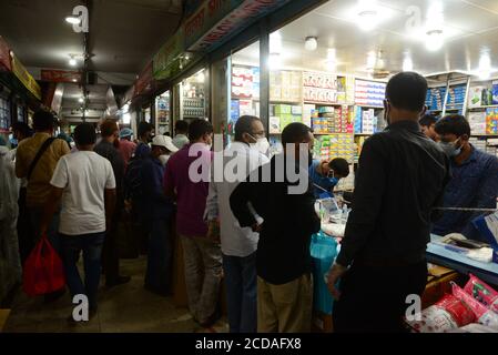 Am 3. Juni in Dhaka, Bangladesch, treffen sich die Menschen auf einem Markt, um Schutzmittel als vorbeugende Maßnahme gegen den COVID-19-Coronavirus-Ausbruch zu kaufen. Stockfoto