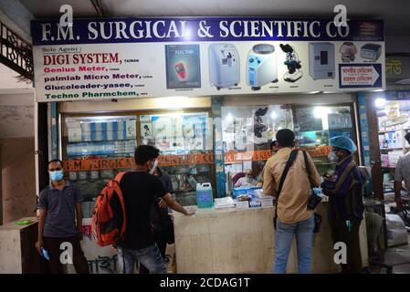 Am 3. Juni in Dhaka, Bangladesch, treffen sich die Menschen auf einem Markt, um Schutzmittel als vorbeugende Maßnahme gegen den COVID-19-Coronavirus-Ausbruch zu kaufen. Stockfoto