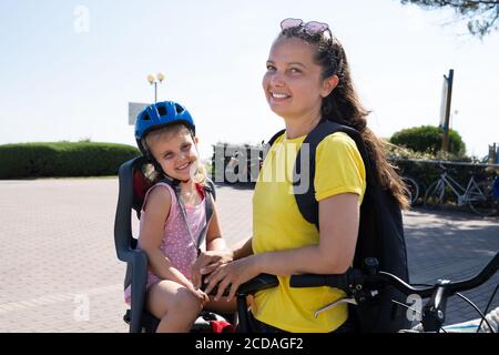 Mutter Reiten Fahrrad Draußen Mit Kind. Glückliche Menschen Beim Sport Stockfoto