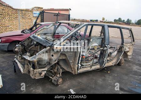 Zabalj, Serbien, 18. Oktober 2018. Schneiden und Recycling von alten Autos, die dann in Teilen für die Weiterverarbeitung in Metallgießereien aufgenommen werden. Stockfoto