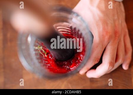 Der Barkeeper bereitet auf der Terrasse des Restaurants einen Beerencocktail zu. Stockfoto