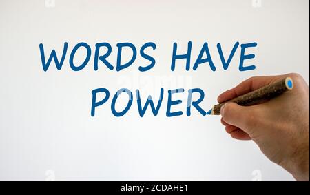 Hand mit blauem Bleistift Schrift "Worte haben Macht", isoliert auf schönem weißen Hintergrund. Konzept. Speicherplatz kopieren. Stockfoto
