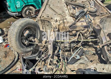 Zabalj, Serbien, 18. Oktober 2018. Schneiden und Recycling von alten Autos, die dann in Teilen für die Weiterverarbeitung in Metallgießereien aufgenommen werden. Stockfoto