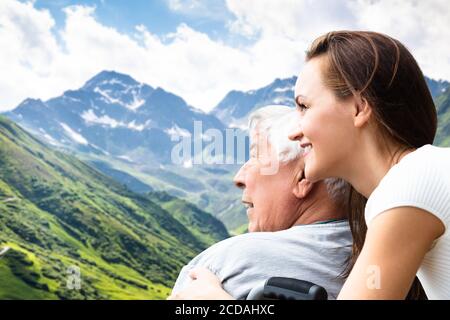 Alter Glücklicher Älterer Behinderter Mann Im Rollstuhl Stockfoto