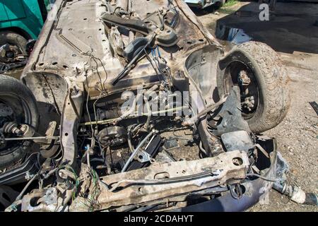 Zabalj, Serbien, 18. Oktober 2018. Schneiden und Recycling von alten Autos, die dann in Teilen für die Weiterverarbeitung in Metallgießereien aufgenommen werden. Stockfoto