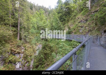 Beeindruckende Leutaschschlucht, Sky Walk Hängebrücke Fluss und seine Wasserfälle Stockfoto