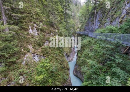 Beeindruckende Leutaschschlucht, Sky Walk Hängebrücke Fluss und seine Wasserfälle Stockfoto