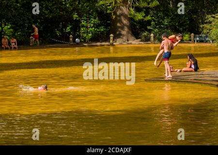 Furnas, Azoren, Portugal - 16. August 2020: Schwimmen in einem Mineralbad im botanischen Garten Terra Nostra in Furnas, Sao Miguel isran Stockfoto