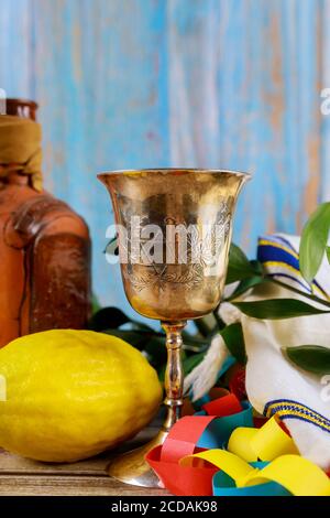 Jüdisches religiöses Symbolfest von Sukkot. Traditionelle Symbole die vier Arten : Etrog, Lulav, Hadas, Arava kippah tallit Stockfoto