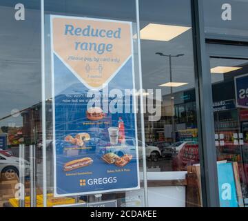 Staines-upon-Thames, Surrey, Großbritannien. Juni 2020. Ein Plakat mit reduzierter Reichweite im Fenster der Greggs-Bäcker in Staines-upon-Thames, während sich die Mitarbeiter darauf vorbereiten, das Geschäft morgen nach der Lockerung der Coronavirus Covid-19 Pandemie-Sperre wieder zu öffnen. Quelle: Maureen McLean/Alamy Stockfoto