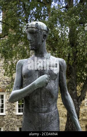 BURY ST EDMUNDS, VEREINIGTES KÖNIGREICH - 01. Aug 2020: Eine Bronzestatue von König Edmund von Dame Elizabeth Frink auf dem Gelände der St Edmundsbury Cathedral Stockfoto