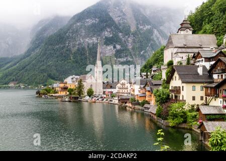 Hallstatt Kleinstadt als Postkartenansicht auf Seeseite in Österreich Stockfoto