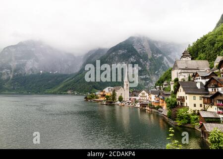 Hallstatt Kleinstadt als Postkartenansicht auf Seeseite in Österreich Stockfoto