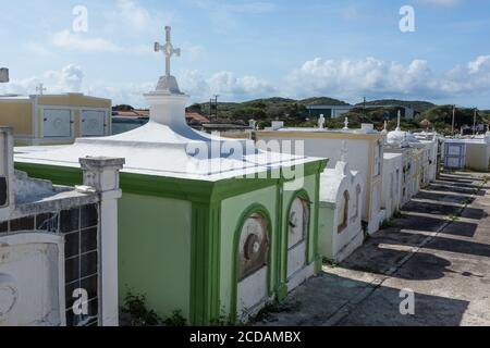 Der Friedhof der katholischen Kirche St. Joseph, eine Pfarrkirche in der Stadt Barber auf der Karibikinsel Curacao in den Niederländischen Antillen. Stockfoto