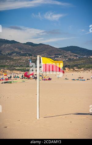 Warnflagge der Rettungsschwimmer, Strand mit einem Berg im Hintergrund, Cascais, Portugal Stockfoto