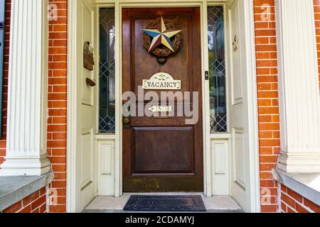 Lititz, PA, USA - 21. August 2020: Ein altmodisches Vakanzschild an der Eingangstür eines Gebäudes, das Unterkunft in der Innenstadt anbietet. Stockfoto