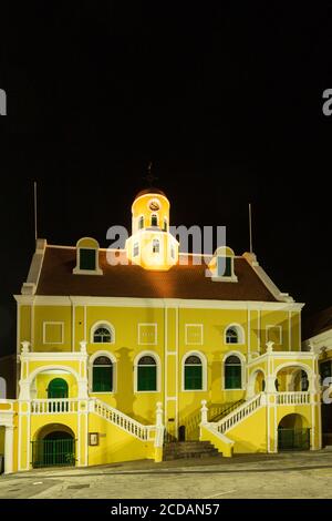 Nachtansicht der Fort Church. Erbaut innerhalb der Mauern von Fort Amsterdam in Punda Bezirk Willemstad, Curacao im Jahr 1763, ist es jetzt ein United Prot Stockfoto