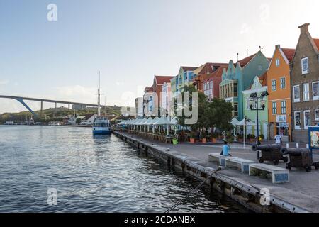 Am frühen Morgen Blick auf die Punda Waterfront in Willemstad, der Hauptstadt von Curacao. Traditionelle holländische Gebäude im Kolonialstil blicken auf die Saint Anna Stockfoto