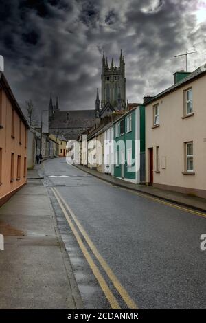 Alte Straße in Kilkenny mit Blick auf die St. Mary's Cathedral, Irland. Stockfoto