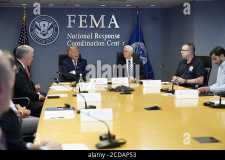 US-Präsident Donald J. Trump und US-Vizepräsident Mike Pence besuchen am 27. August 2020 das Hauptquartier der Federal Emergency Management Agency (FEMA) in Washington, DC, um einen Informationsbesuch zum Hurrikan Laura zu erhalten. Von links nach rechts: Mark Meadows, Assistentin des Präsidenten und Stabschef, amtierender US-Innenminister Chad F. Wolf, US-Präsident Donald J. Trump, US-Vizepräsident Mike Pence, Pete Gaynor, Administrator, Federal Emergency Management Agency (FEMA).Quelle: Erin Scott/Pool via CNP /MediaPunch Stockfoto