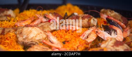 Großes Foto von Paella mit Garnelen Reis gebratenes Huhn und Muscheln Stockfoto