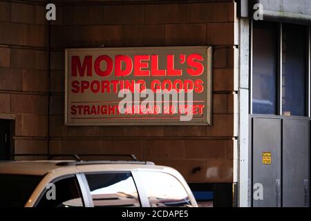 Modell Sporting Goods, Schild in Queens Bezirk. Stockfoto