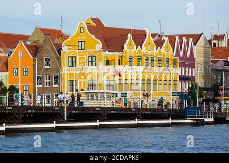 Das Penha-Gebäude wurde 1708 im holländischen Kolonialstil erbaut und ist heute ein Kaufhaus an der Ecke Handelskade und Breedestraat in Willemstad, T Stockfoto