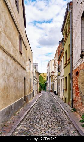 Schmale Gasse in der Altstadt von Wismar. Alte Häuser in einer engen Straße. Stockfoto