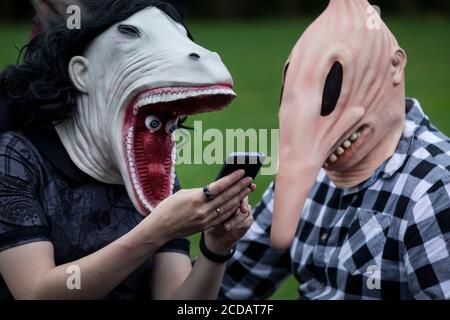 Moskau, Russland. 27. August 2020 Menschen mit seltsamen Masken kommunizieren miteinander im Zarizyno-Park in Moskau, Russland Stockfoto