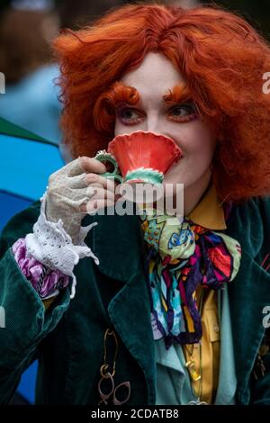 Moskau, Russland. 27. August 2020 Ein Mädchen im Kostüm einer Figur im Lewis Carroll Märchen „Alice's Adventures in Wonderland“ von Mad Hatter während der „Mad Tea Party“ im Zaritsyno Park in Moskau, Russland. „Mad Tea Party“ ist eine inoffizielle Jugendparty, bei der Menschen in ungewöhnlichen Kostümen Tee in der Natur trinken, tanzen, singen und Spaß haben Stockfoto