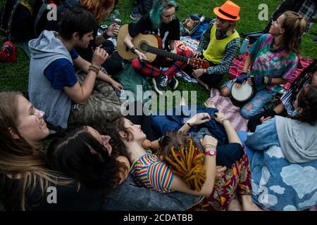 Moskau, Russland. 27. August 2020 Jugendliche singen ein Lied während der "Mad Tea Party" im Zarizyno Park in Moskau, Russland. Die "Mad Tea Party" ist eine inoffizielle Jugendparty, bei der die Menschen in ungewöhnlichen Kostümen Tee trinken, tanzen, singen und Spaß haben Stockfoto