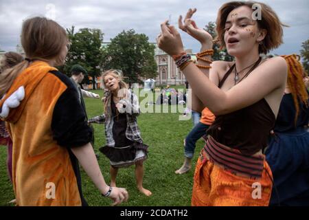 Moskau, Russland. 27. August 2020 Jugendliche tanzen während der "Mad Tea Party" im Zarizyno Park in Moskau, Russland. Die "Mad Tea Party" ist eine inoffizielle Jugendparty, bei der die Menschen in ungewöhnlichen Kostümen Tee trinken, tanzen, singen und Spaß haben Stockfoto