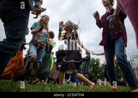 Moskau, Russland. 27. August 2020 Jugendliche tanzen während der "Mad Tea Party" im Zarizyno Park in Moskau, Russland. Die "Mad Tea Party" ist eine inoffizielle Jugendparty, bei der die Menschen in ungewöhnlichen Kostümen Tee trinken, tanzen, singen und Spaß haben Stockfoto